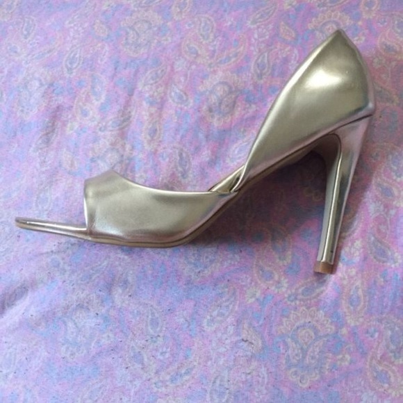 Dress and shoes - Picture 4 of 5